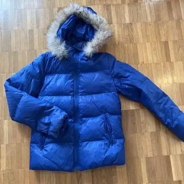 파란색 다운 재킷 M 사이즈