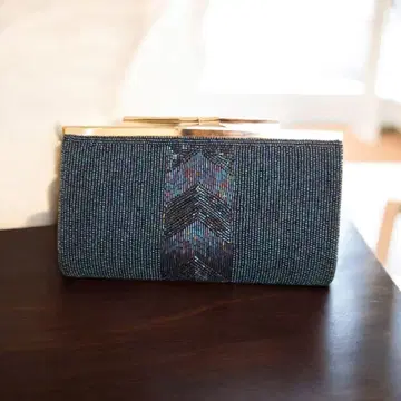 빈티지 플로라 브랜드의 파란 비즈 장식 클러치백 (박스 포함).