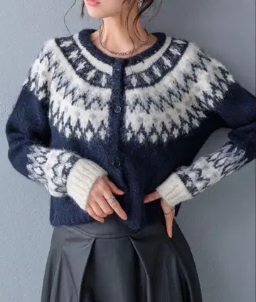 루미에(Lumier) 동형 원형 패턴 크롭 니트 가디건 네이비 가을/겨울