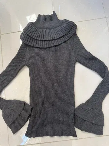 Cygne 넥 프릴 리브 터틀 니트 그레이