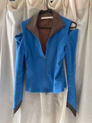 파랑색과 브라운색 지퍼 달린 자켓