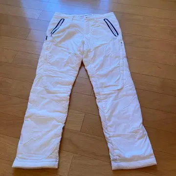 화이트 캐주얼 팬츠 지퍼 포켓 부착