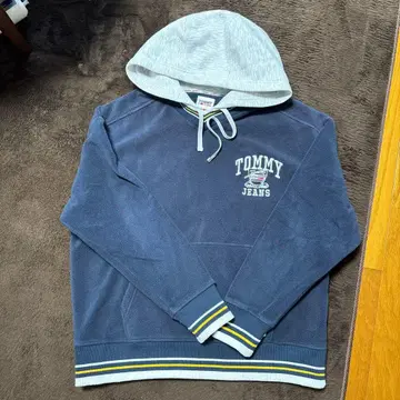 TOMMY JEANS 후드 부착 후드티 네이비
