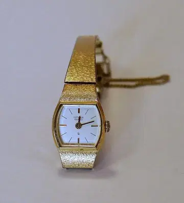 시티즌 쿼츠 손목시계 기종 3220 골드색