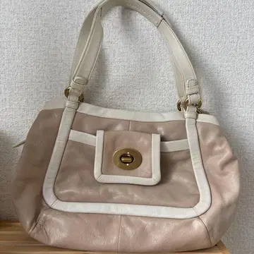 베이지 숄더백 프론트 포켓 부착