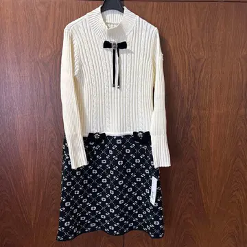 아이보리 리브 스웨터와 꽃무늬 스커트 세트