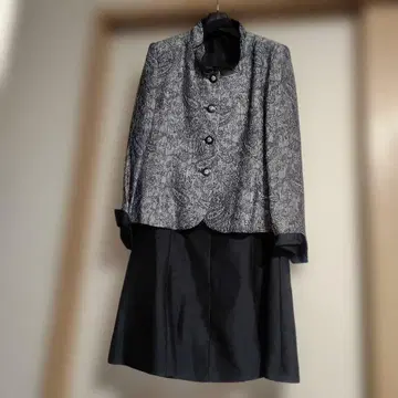 블랙과 그레이의 자켓과 스커트 세트