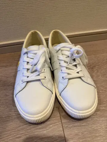 화이트 가죽풍 스니커즈