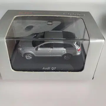 Audi Q7 미니카 1/43 스케일