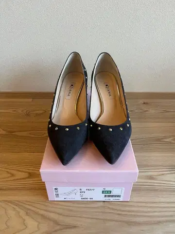 DIANA 스터드 장식 그레이 스웨이드 펌프스