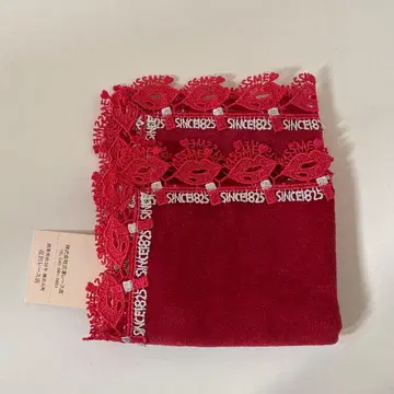 새상품 근택 레이스 x KISSME 콜라보 타월 손수건 립 이세한 홍