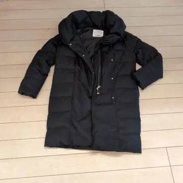 리본 포함 블랙 롱 다운 자켓 플라스테