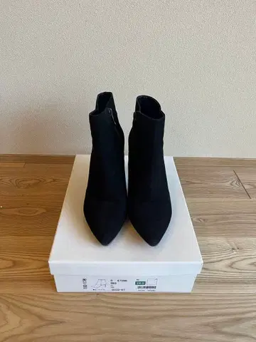 DIANA 블랙 스웨이드 부츠