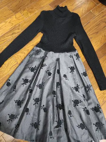 블랙 터틀넥 자수 원피스