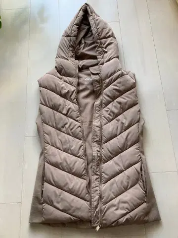 후드 부착 베이지 다운 베스트