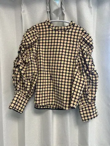 체크 무늬 퍼프 슬리브 블라우스