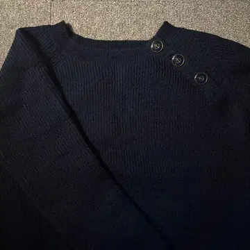 네이비 버튼 포함 긴팔 스웨터