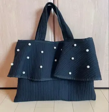 고베 레터스 프릴 디자인 누비 백 블랙 펄