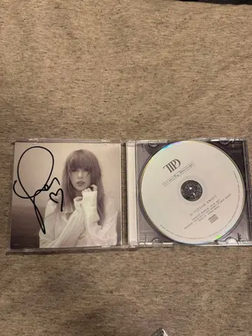Taylor Swift TTPD 사인 포함 하트 CD