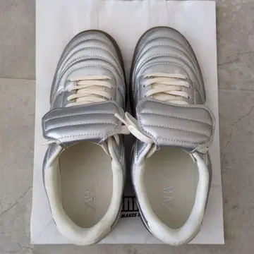 ZARA 실버 메탈릭 퀼팅 스니커즈