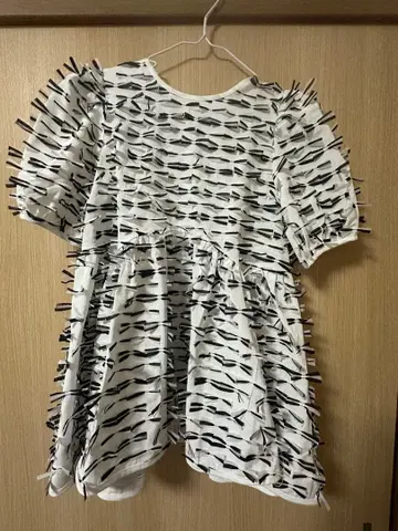 입체적인 블랙 스트라이프 무늬 반팔 상의