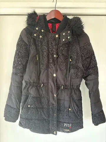 새상품급 데시구알 자수 패턴 블랙 점퍼