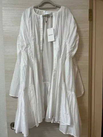 화이트 코튼 플리츠 긴팔 셔츠