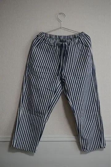 스트라이프 캐주얼 팬츠 네이비와 화이트