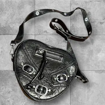 하트형 블랙 숄더백