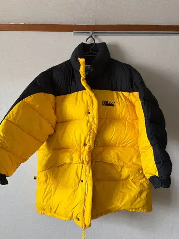 다운 자켓 블랙과 옐로우 컬러 바이컬러 FIRST DOWN