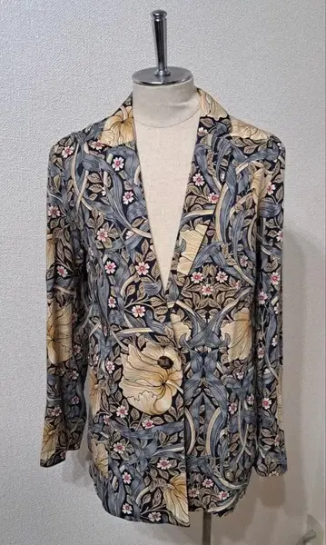 H&M 윌리엄 모리스 플라워 패턴 테일러드 자켓