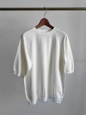 AURALEE 백 캐시미어 스웨트 하프 슬리브