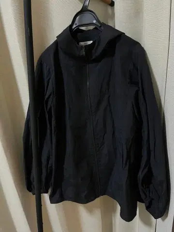 yori 백 개더 발수 후드티 블랙