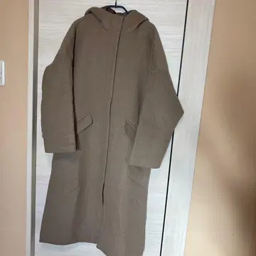 후드 부착 베이지 롱 코트