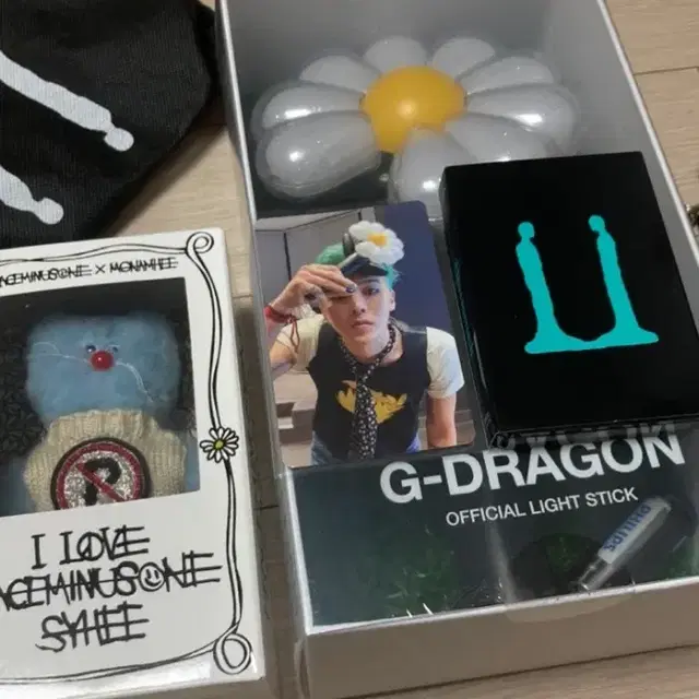 지드래곤 공식 응원봉 + 피스마이너스원 인형