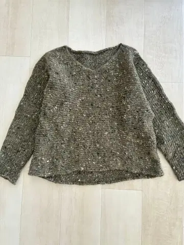 요건 레일 올리브 그린 V넥 니트 스웨터