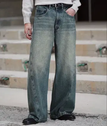VINTAGE WASHED CURVED DENIM