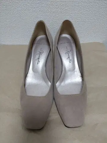 베이지 스웨이드 스퀘어토 펌프스