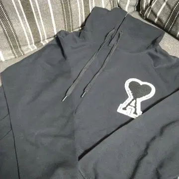 하트 자수 블랙 후드 부착 후드티