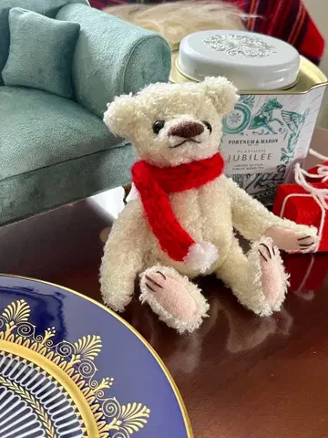 빨간색 스카프를 한 화이트 곰