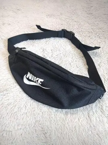 새상품급 나이키 NIKE 웨스트 파우치 블랙 컬러 화이트 컬러 로고