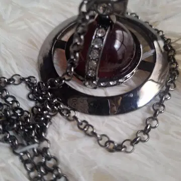 빨간색 구체 펜던트 목걸이