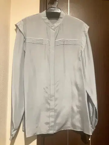 투모로우랜드 워셔블 실크 스탠드 카라 블라우스