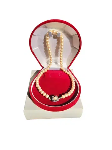 크림색 펄 목걸이 꽃 모티브 포함