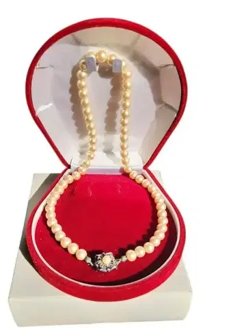 크림색 펄 목걸이 꽃 모티브 포함