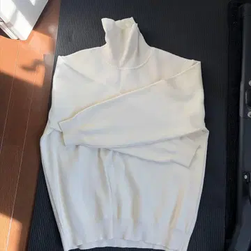 화이트 터틀넥 니트