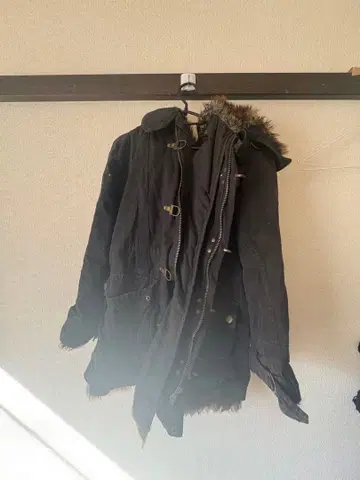 블랙 퍼 달린 모즈 코트