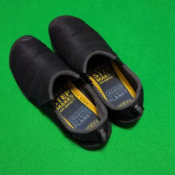 KEEN 블랙 슬립온