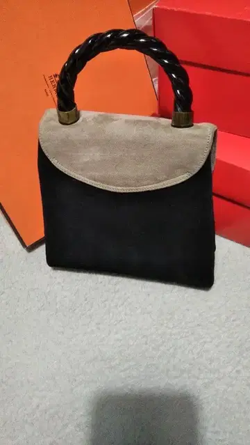 MADE IN ITALY 미니 핸드백 블랙과 베이지 스웨이드