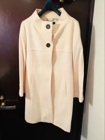 크림색 버튼 달린 숏코트